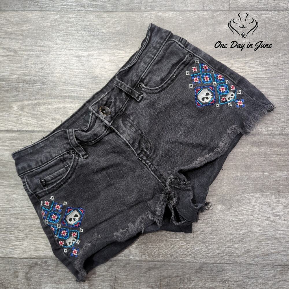 Black Heart Juniors Low Rise Denim Shorts Black Embroidered Skull Cutoff Size 1